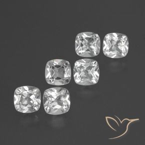 2.96カラットの天然ホワイトトパーズ（4.6×4.6 mm・クッションカット）