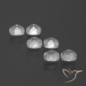 2.96カラットの天然ホワイトトパーズ（4.6×4.6 mm・クッションカット）