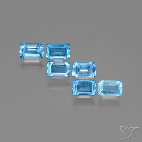 4.26カラットの天然スイスブルートパーズ（6.1×4 mm・エメラルドカット）