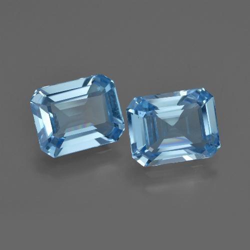 4.26カラットの天然スイスブルートパーズ（8.6×7 mm・エメラルドカット）