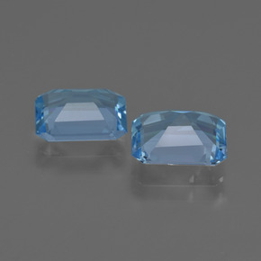 4.26カラットの天然スイスブルートパーズ（8.6×7 mm・エメラルドカット）