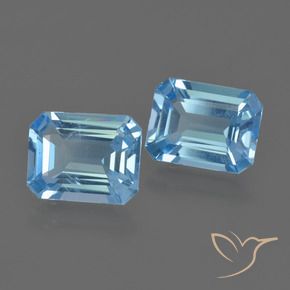 4.75カラットの天然スカイブルートパーズ（9×7.1 mm・エメラルドカット）