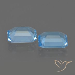 4.75カラットの天然スカイブルートパーズ（9×7.1 mm・エメラルドカット）