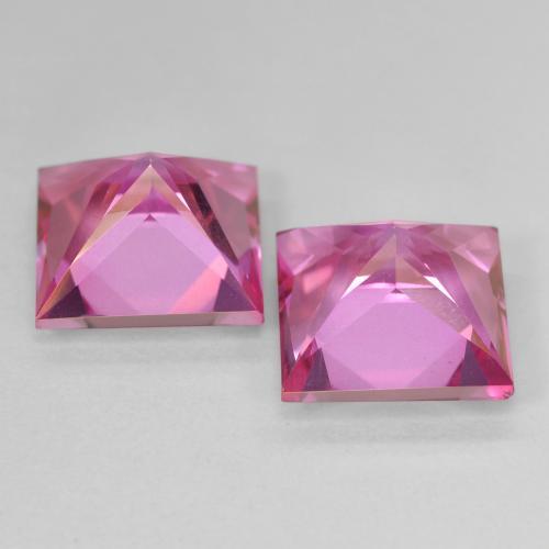 12.16カラットの天然ホットピンクトパーズ（10.1×10.1 mm・四角）