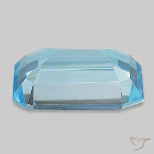 12.60カラットの天然スイスブルートパーズ（16×12 mm・エメラルドカット）