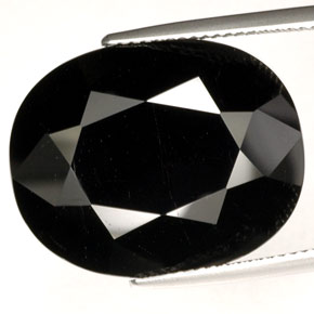 32.40カラットの天然黒トルマリン（22.1×17.7 mm・オーバルカット）