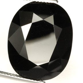 32.40カラットの天然黒トルマリン（22.1×17.7 mm・オーバルカット）