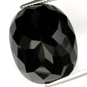 32.40カラットの天然黒トルマリン（22.1×17.7 mm・オーバルカット）