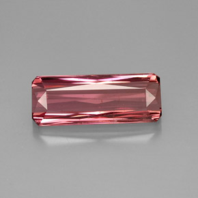 11.68カラットの天然ピンクローズトルマリン（21.4×8.2 mm・エメラルドカット）