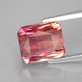 3.96カラットの天然バイカラートルマリン（8.9×7.6 mm・エメラルドカット）