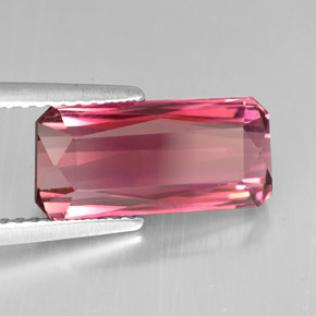 3.75カラットの天然マルチピンクトルマリン（13.2×6.3 mm・エメラルドカット）