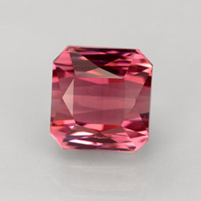 4.00カラットの天然レッドピンクトルマリン（8×7.7 mm・エメラルドカット）