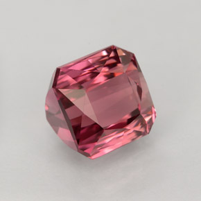 4.00カラットの天然レッドピンクトルマリン（8×7.7 mm・エメラルドカット）