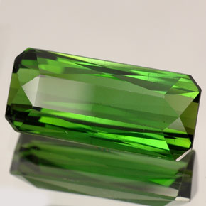7.45カラットの天然グリーントルマリン（16.7×7.6 mm・エメラルドカット）