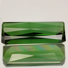 7.45カラットの天然グリーントルマリン（16.7×7.6 mm・エメラルドカット）