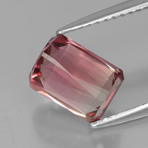2.27カラットの天然マルチピンクトルマリン（8.2×6.1 mm・エメラルドカット）