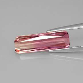 2.67カラットの天然マルチピンクトルマリン（15.5×4.9 mm・エメラルドカット）
