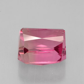 3.95カラットの天然マルチピンクトルマリン（8.6×8 mm・エメラルドカット）