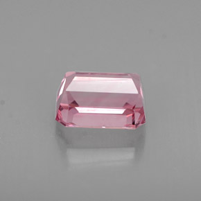 0.94カラットの天然ローズピンクトルマリン（6.2×4.5 mm・エメラルドカット）