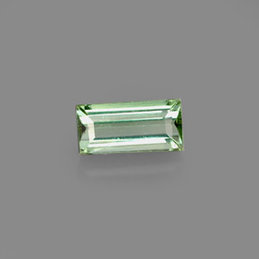 0.65カラットの天然グリーントルマリン（6.8×3.3 mm・バゲット）