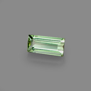 0.65カラットの天然グリーントルマリン（6.8×3.3 mm・バゲット）