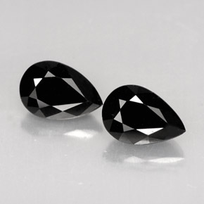 カラットの天然黒トルマリン（5.9×4 mm・洋梨の形）