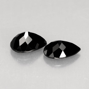 カラットの天然黒トルマリン（5.9×4 mm・洋梨の形）