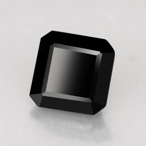 1.23カラットの天然黒トルマリン（6.4×6.3 mm・エメラルドカット）