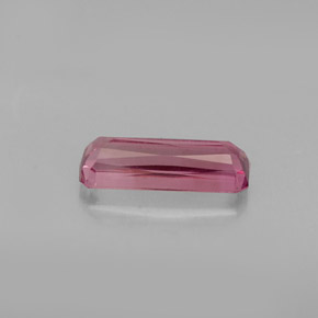 0.81カラットの天然パープルローズトルマリン（9.1×3.5 mm・エメラルドカット）