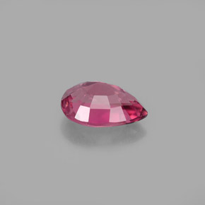0.90カラットの天然レッドピンクトルマリン（7.5×5.6 mm・洋梨の形）