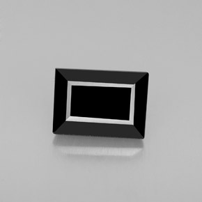 1.69カラットの天然黒トルマリン（7.9×5.6 mm・バゲット）