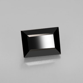 1.69カラットの天然黒トルマリン（7.9×5.6 mm・バゲット）