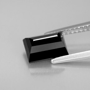 1.69カラットの天然黒トルマリン（7.9×5.6 mm・バゲット）