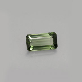 0.77カラットの天然グリーントルマリン（7.4×4 mm・エメラルドカット）