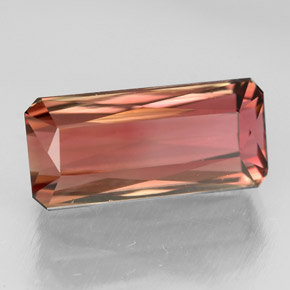 5.55カラットの天然マルチカラートルマリン（13.9×6.5 mm・エメラルドカット）
