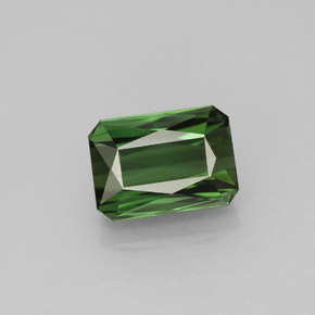 2.24カラットの天然グリーントルマリン（8.6×6.1 mm・エメラルドカット）