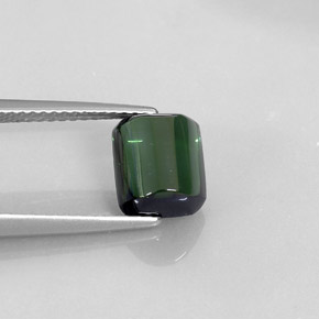 2.57カラットの天然グリーントルマリン（8.3×7.1 mm・透明）