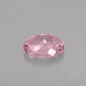 0.69カラットの天然ピンクトルマリン（6.5×5.2 mm・オーバルカット）