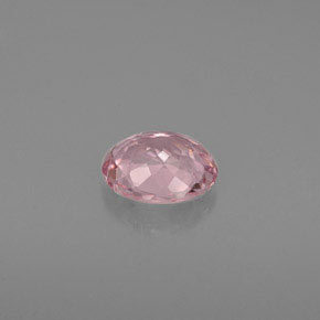 0.65カラットの天然ピンクトルマリン（6.2×5.4 mm・オーバルカット）