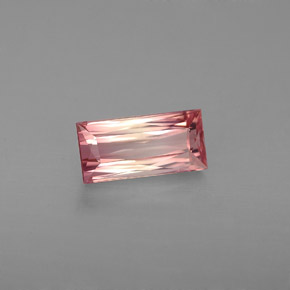 1.21カラットの天然マルチピンクトルマリン（8.6×4.1 mm・バゲット）