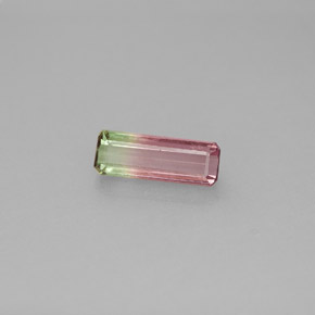 0.96カラットの天然ウォーターメロントルマリン（9.4×3.4 mm・エメラルドカット）