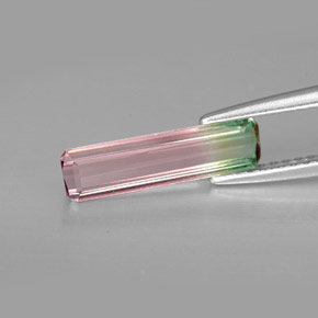 1.10カラットの天然ウォーターメロントルマリン（13.6×3.6 mm・エメラルドカット）
