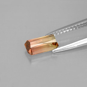 1.05カラットの天然バイカラートルマリン（7.8×4.2 mm・エメラルドカット）
