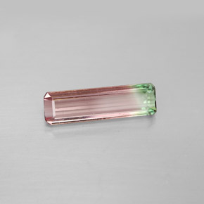 1.68カラットの天然ウォーターメロントルマリン（13.5×3.9 mm・エメラルドカット）