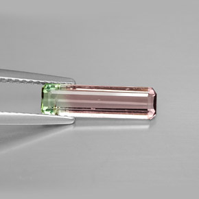1.36カラットの天然ウォーターメロントルマリン（13.8×3.9 mm・エメラルドカット）