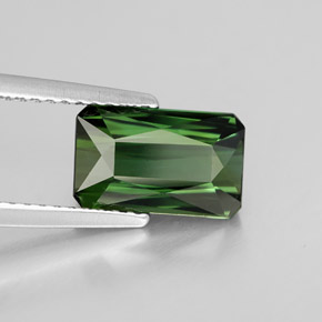 2.15カラットの天然グリーントルマリン（9.8×6.1 mm・エメラルドカット）