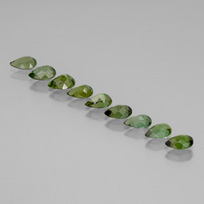 3.52カラットの天然マルチグリーントルマリン（6×4 mm・洋梨の形）