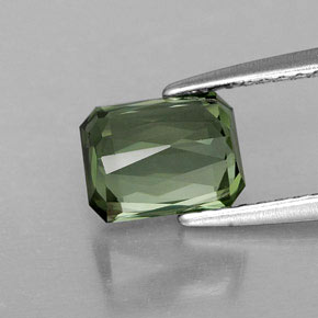 1.88カラットの天然グリーントルマリン（7.5×5.6 mm・エメラルドカット）
