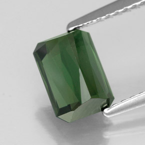 1.87カラットの天然グリーントルマリン（7.8×5.6 mm・エメラルドカット）
