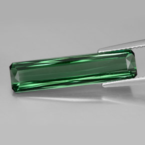 5.50カラットの天然グリーントルマリン（24.4×6 mm・エメラルドカット）